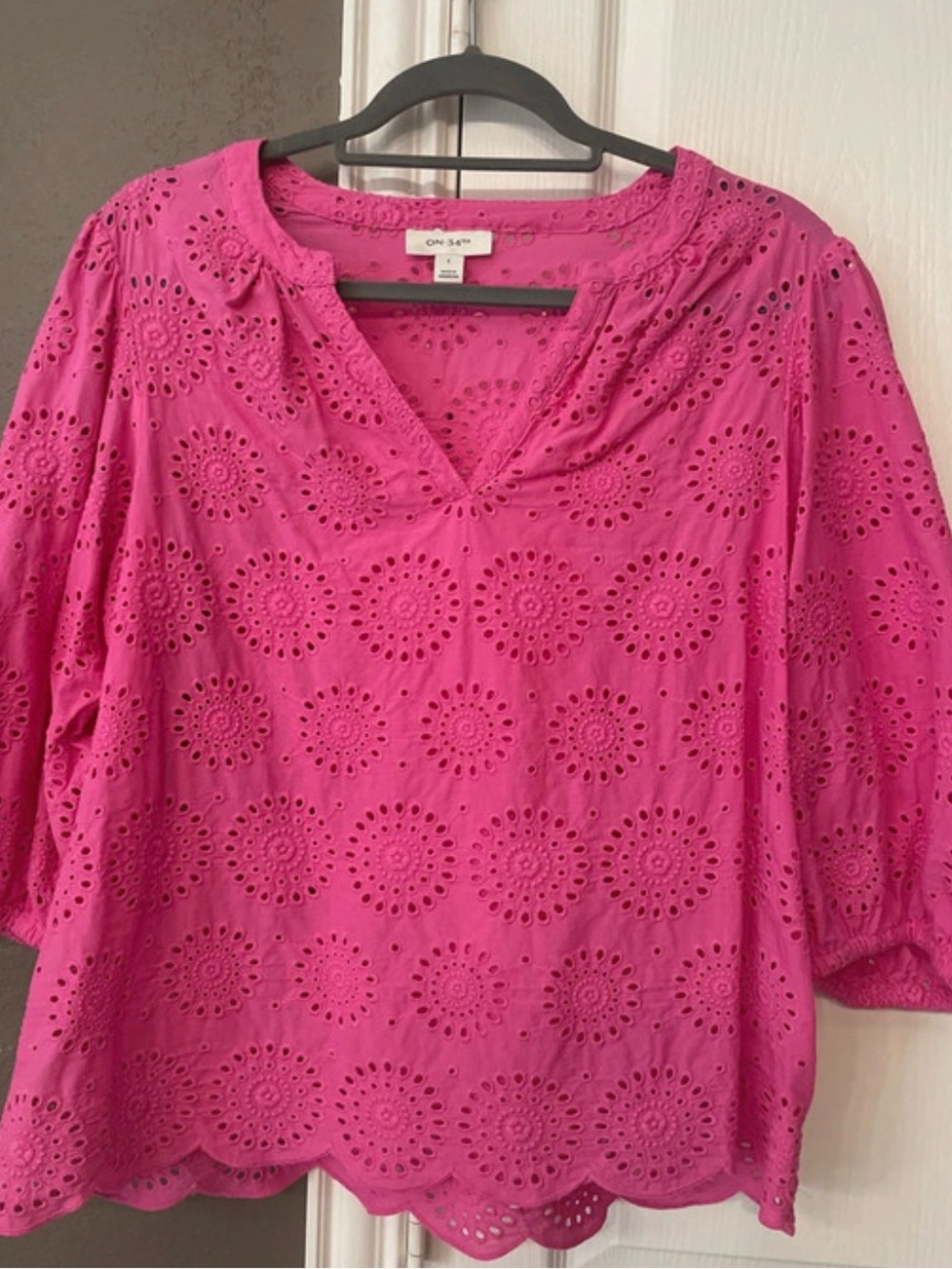 On 34th Sz L Bright Pink Eyelet V-Neck Top Scalloped Hem 3/4 Sleeve